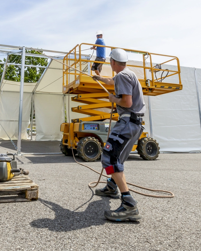Montage d'un chapiteau de stockage industriel
