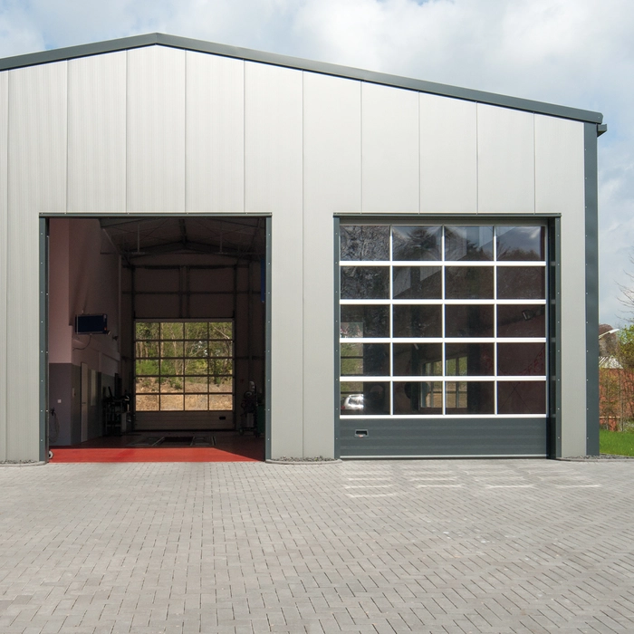 Hall avec grandes portes sectionnelles