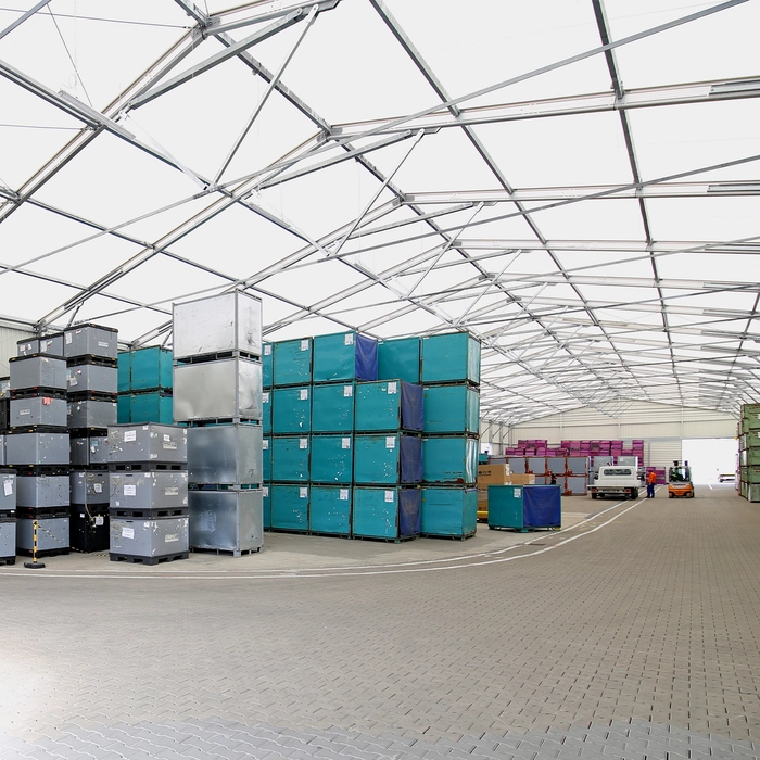 Bâches de toit translucides dans les structures industrielles modulables