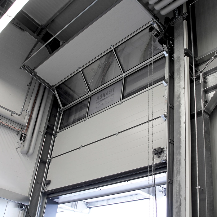 Porte sectionnelle isolée dans un bâtiment préfabriqué
