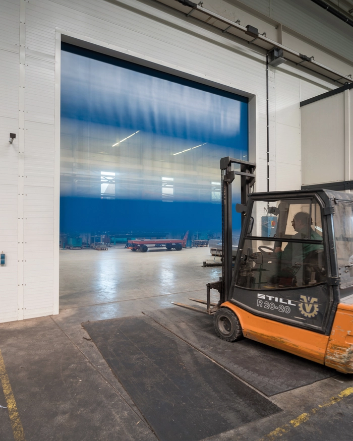 Cloison avec porte industrielle rapide