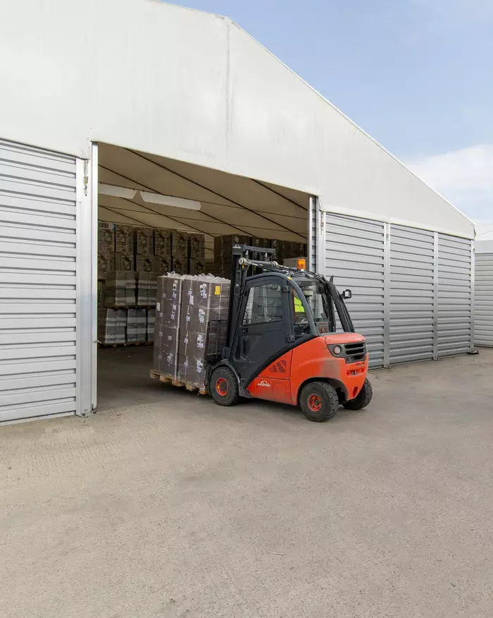 Bâtiment démontable avec bardage trapézoïdal et bâche