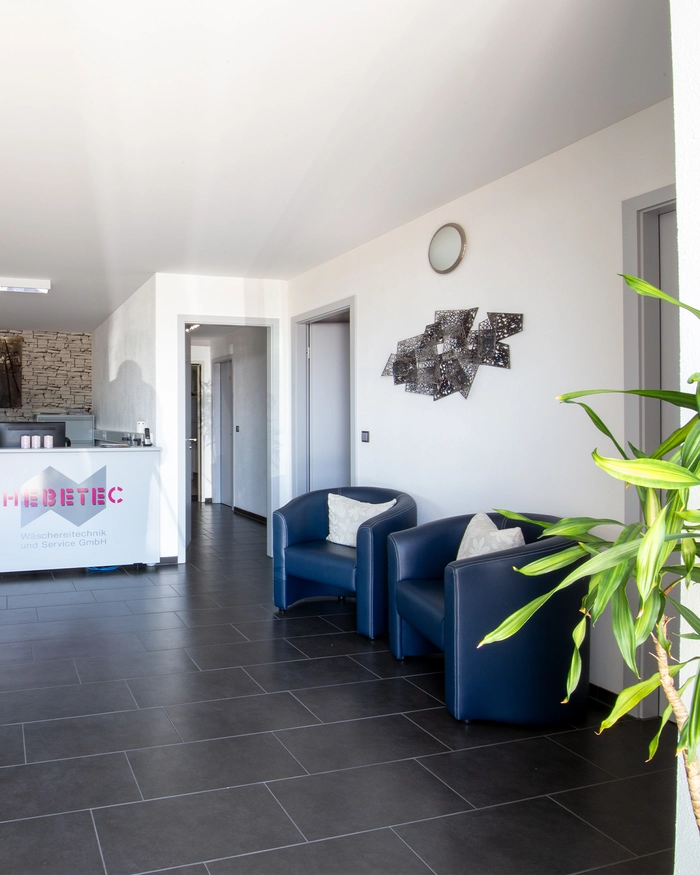 Aménagement intérieur d'un hall commercial avec bureaux